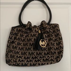 Micheal Kors purse (medium size)